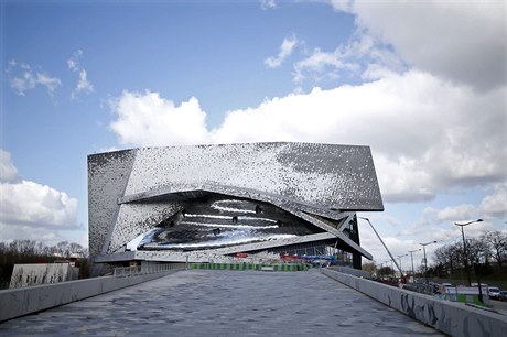 Budova Paíské filharmonie, kteoru navrhl architekt Jenal Nouvel.