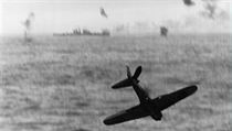 Sestřelený kamikaze v roce 1945 u Okinawy. Sestřelený kamikaze v roce 1945 u Okinawy.