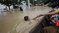 Lidé v Barm se snaí peít, jak jen se dá.