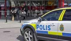 Policejní zásah ped obchodním domem IKEA ve védském Västeraas.