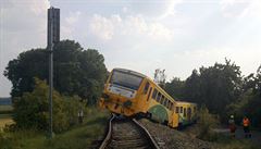 Havarovaný vlak nedaleko obce Vetaty u Mlníka.