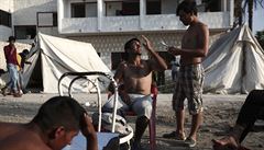 Stíhání vlas v uprchlickém táboe na eckém ostrov Kos. Uprchlíci se...