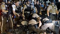 Policie zatýká demonstranta ve Fergusonu, kde pokraují protesty kvli smrti...