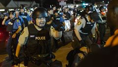 Policista se snaí domluvit úastníkm demonstrace
