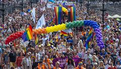 V prvodu Prague Pride jsou i pes tropická vedra tisíce lidí