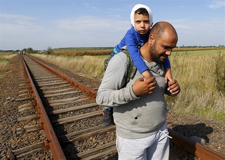 Uprchlíci ze Srbska míí dál do Maarska.
