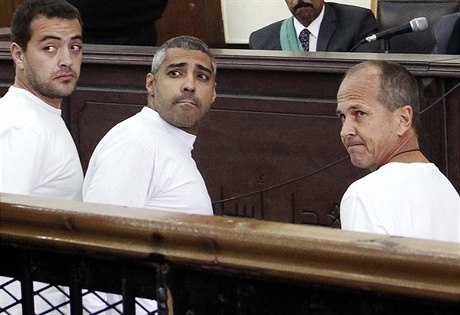 Soud v Cairu sníil trojici trest ze sedmi a deseti let vzení na ti.