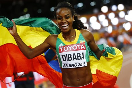 tiopanka Genzebe Dibabaová se raduje ze zlata na 1500 metrech.