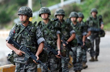 Jihokorejtí vojáci v pohotovosti.