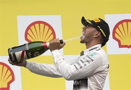 Lewis Hamilton zapíjí své vítzství ve Spa.