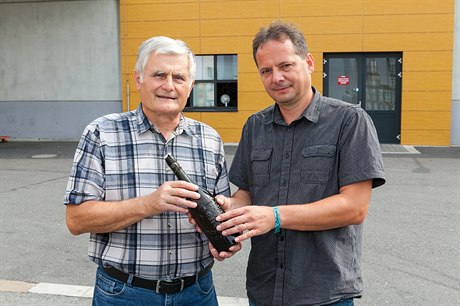 Nálezce Josef Hrabák (vlevo) pedává 80 let starou lahev s pivem Tomái...