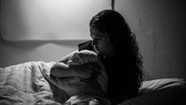 ‚Mozek náhle zahalí černý šál.‘ Premenstruační syndrom trápí miliony žen, může zavinit i vraždu Jeden z intimních autoportrétů fotografky | na serveru Lidovky.cz | aktuální zprávy