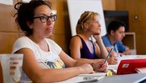 Tak jako na všech školách, i zde studenti píšou domácí úkoly. Tak jako na všech školách, i zde studenti píšou domácí úkoly.