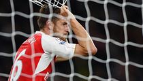 Aaron Ramsey lituje zahozen ance v utkn proti Liverpoolu.