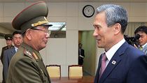Dosáhli dohody. Jihokorejský bezpečnostní poradce Kim (vpravo) si potřásá rukou... | na serveru Lidovky.cz | aktuální zprávy