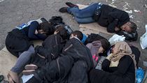 Uprchlci sp na ulici nedaleko blehradskho ndra.