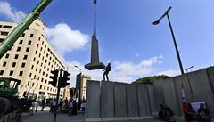 Den po protivládním protestu v Bejrútu staví betonovou ze.