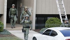 Policisté opoutí byt Vestera Flanagana v Roanoke.