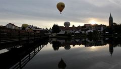 Prvních pt balon odstartovalo u ve tvrtek veer z námstí, zámeckého parku...