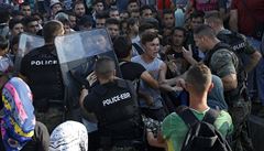 Stet makedonských policist s migranty na elezniním nádraí v Gevgeliji...