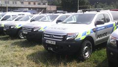 Policejní vozy Ford Ranger zatím do provozu nesmí, stojí zaparkovaná v areálu...