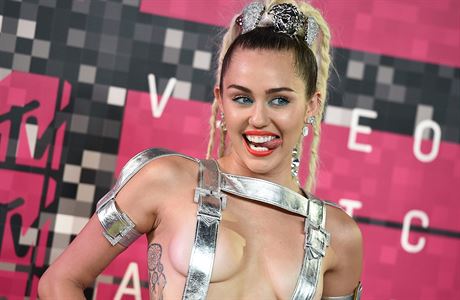 Miley Cyrusov se stbrnmi pskami na prsou