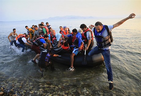 Gumový lun syrských uprchlík pistává na plái eckého ostrova Kos....