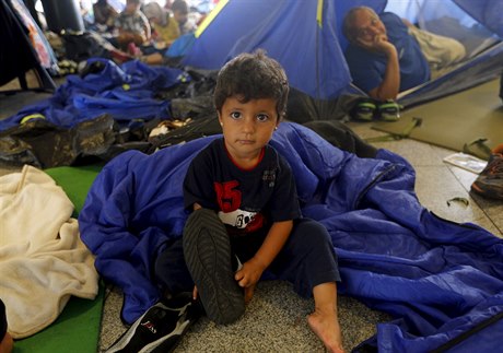 Uprchlíci ze Sýrie v budov vlakového nádraí v Budapeti.