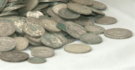 Stíbrné mince z modanského pokladu.