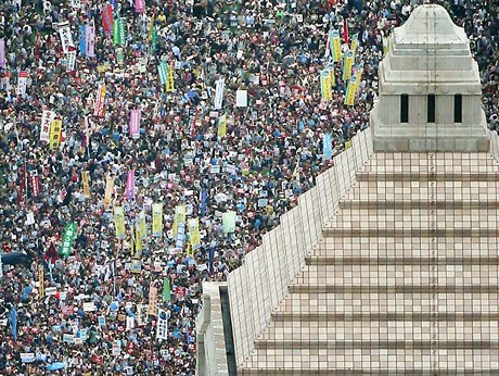 Desetitisíce lidí se v nedli sely ped parlamentem v Tokiu, aby znovu...