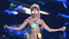 Miley pi moderování akce vystídala hodn kostym.