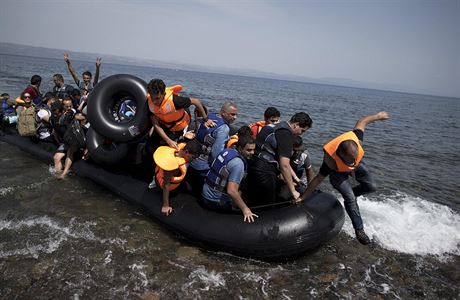 Syrtí uprchlíci se vyloují u behu ostrova Lesbos.