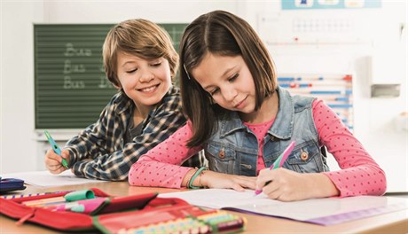 patný úchop pera vede k bolestem zápstí, pátee i hlavy, íká pedagoka