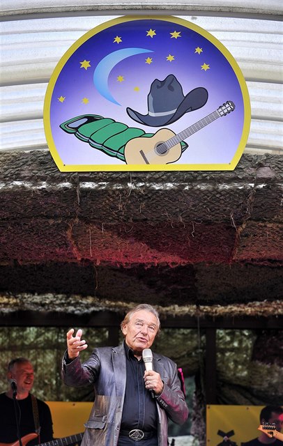 Karel Gott na festivalu Trampský irák na Hanesov mlýn u tok na...