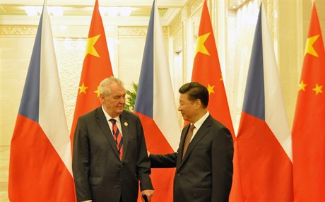 Prezident Milo Zeman se 4. záí v Pekingu seel se svým ínským protjkem Si...