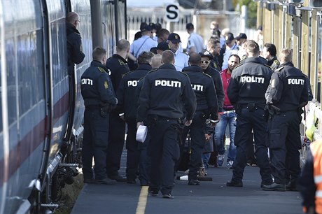 Dánská policie hlídá uprchlíky z vlak.