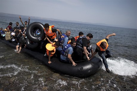 Syrtí uprchlíci se vyloují u behu ostrova Lesbos.