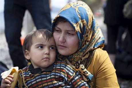 Lesbos - pístav bezpeí? Afghánská matka s malým synkem po vylodní na eckém...