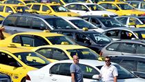 Protestní jízda taxíků, kterou svolala Asociace koncesionářů v taxislužbě, se... | na serveru Lidovky.cz | aktuální zprávy