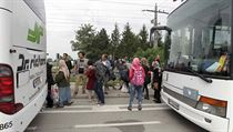 Uprchlci vystupuj z autobus u ndra Nickelsdorf.