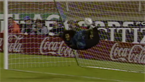 René Higuita předvádí jeden z nejúchvatnějších zákroků fotbalové historie - kop... | na serveru Lidovky.cz | aktuální zprávy