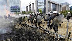 Belgití policisté pouívají slzný plyn bhem zemdelských protest v Bruselu.