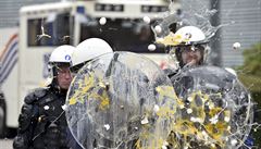 Belgická policie schytala zásahy od vajec.