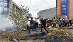 Protesty v okolí sídla Evropské komise a budovy Rady EU byly boulivé.