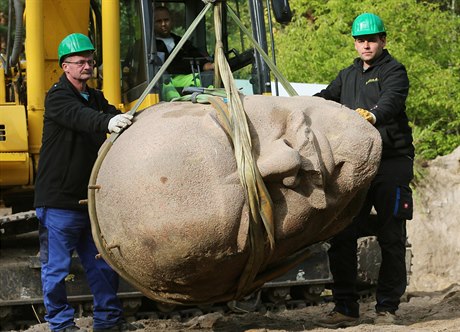 Tém tytunovou hlavu ulové sochy Vladimira Iljie Lenina vykopali ve...