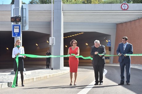 Pedstavitelé Prahy pestiením pásky oteveli 19. záí na praské Letné tunel...