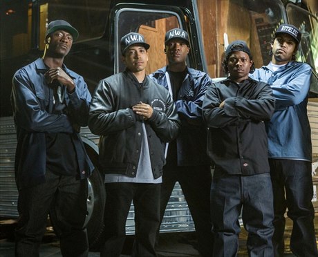 Takoví normální kluci z pedmstí. V melodramaticky ladném ivotopisném snímku Straight Outta Compton.