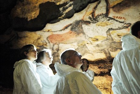 Vdci pozorují starodávné malby v jeskyni Lascaux. Slouila pedkm i jako...