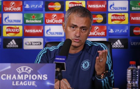 Trenér Chelsea José Mourinho na tiskové konferenci.