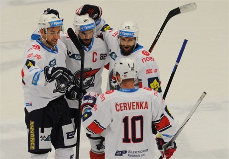 Hokejisté Chomutova se radují z vítzství.